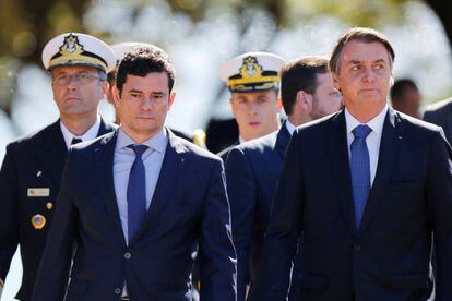 El presidente de Brasil, Jair Bolsonaro (derecha) y su ministro de Justicia, Sérgio Moro, durante un acto militar. 