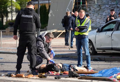 "Estamos hablando de un Estado terrorista”, ha afirmado el presidente ucranio, Volodímir Zelenski, en un vídeo grabado en la calle de Bankova de Kiev, donde se ubica la sede presidencial: “El objetivo ruso han sido infraestructuras energéticas en todo el país y la población. Han seleccionado la hora y los lugares para causar el máximo daño posible”. En la imagen, efectivos de la policía ucrania inspeccionan el cuerpo sin vida de una de las víctimas del bombardeo ruso sobre Kiev.