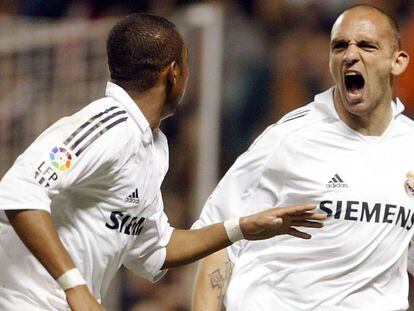 Raul Bravo (d) celebra con Robinho un gol en 2006 al Athletic.