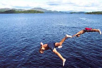 Joan Marc y su amigo Oriol al zambullirse en el lago Ness, en Escocia.