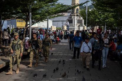 Militares recorren la plaza Libertad, junto a locales y turistas, en el Centro Histórico de San Salvador. 