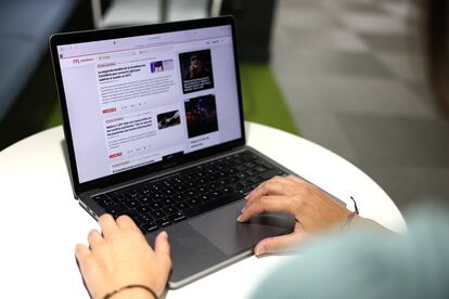 Una mujer consultando la página web de Menéame.