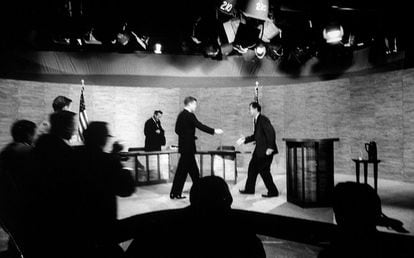 Un decidido Kennedy avanza hacia el atril de Nixon con la mano extendida. Un encogido Nixon apenas reacciona. Sus gestos delatan la muy diferente actuación que ambos políticos tuvieron durante el primer debate electoral televisado de la historia. Aún no había comenzado el debate en este momento, pero la imagen denota muy diferentes actitudes: Nixon parecía cansado y se negó a maquillarse, lo que provocó que apareciera en televisión su rostro perlado por el sudor. El debate se emitió por radio y televisión. Nixon ganó entre los oyentes, pero 80 millones de espectadores inclinaron la balanza en favor de Kennedy.