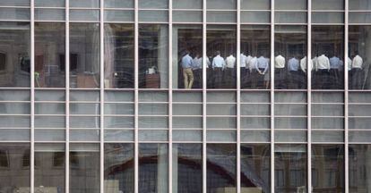 Funcionários do Lehman Brothers em reunião em seus escritórios de Londres em 11 de setembro de 2008.