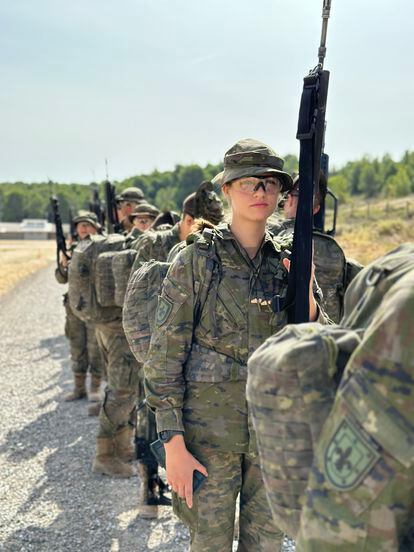 La dama cadete Borbón Ortiz en una formación con su fusil HK G36, chambergo y gafas tácticas.