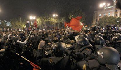 La polic&iacute;a carga contra los manifestantes el martes en la plaza de Neptuno. 