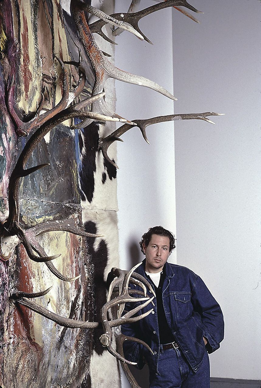 El artista con sus pinturas en placa exhibidas en el Whitney Museum of American Art an 1987