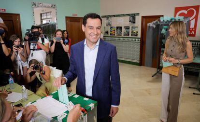 El presidente en funciones de Andalucía, Juan Manuel Moreno Bonilla, ejerce su derecho a voto.