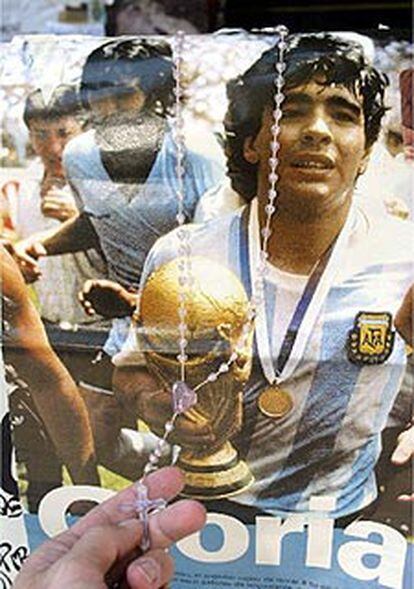 Carteles, fotos de Maradona y rosarios, a las puertas de la clínica.