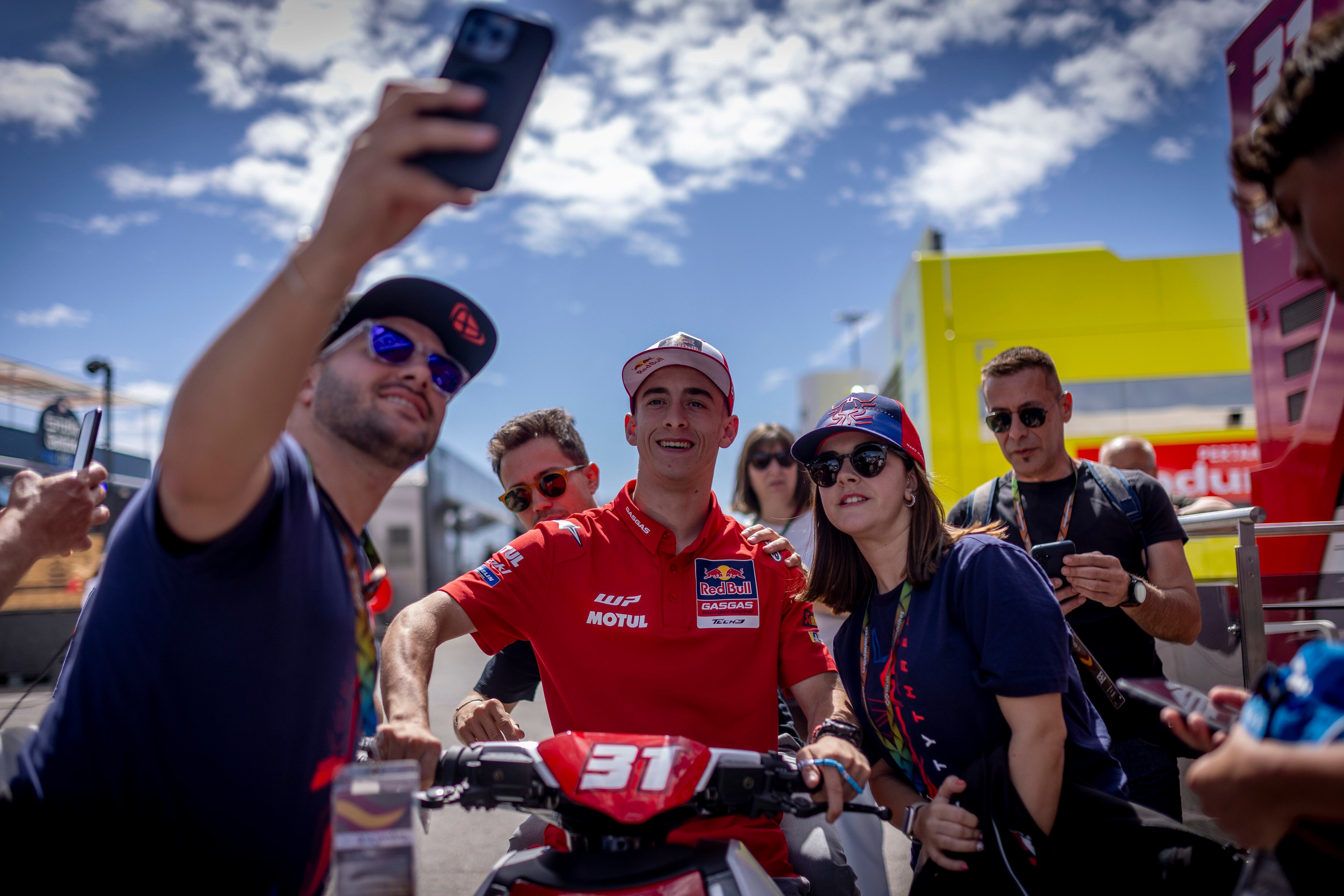 Pedro Acosta, atiende a los fans en el circuito de Jerez.