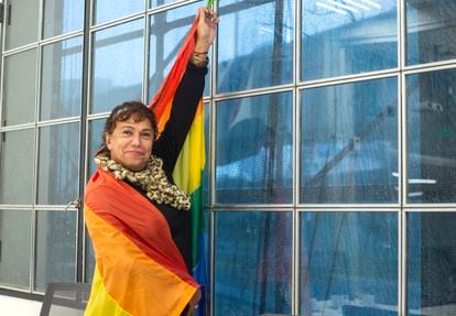 Marcela Saibek sostiene una bandera arcoíris.