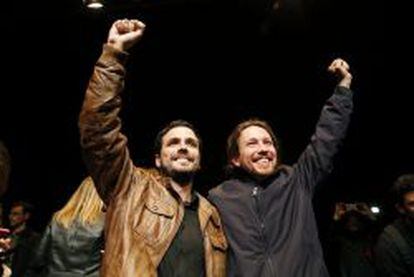 Los líderes de Podemos, Pablo Iglesias, y de Izquierda Unida, Alberto Garzón tras el preacuerdo electoral alcanzado por ambas formaciones para presentarse a los comicios del 26 de junio.