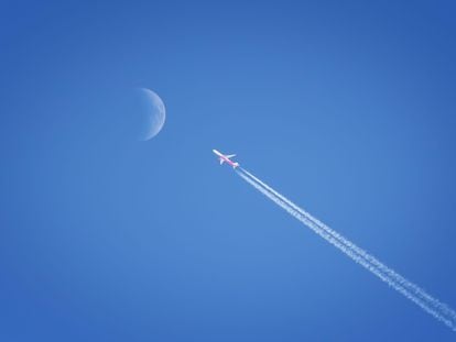 Los aviones, según las teorías conspiranoicas, dejan a su paso agentes químicos para controlar a la humanidad