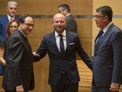 El nuevo presidente de la Diputación de Valencia, Toni Gaspar, en medio del consejero de Hacienda, Vicent Soler, a la izquierda, y del presidente del Parlamento autonómico, Enric Morera. 