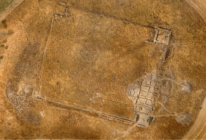 Vista aérea de la planta del edificio romano del yacimiento de cerro de La Muela.