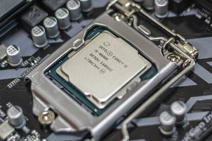 Un procesador de Intel en la placa base de un ordenador.