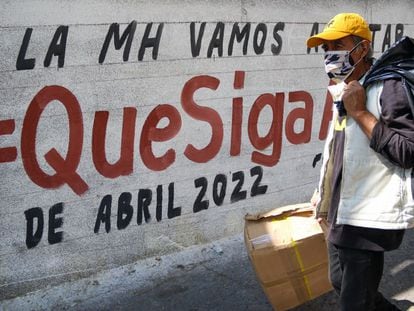 Pintas en una barda sobre la revocación de mandato del presidente Andrés Manuel López Obrador.