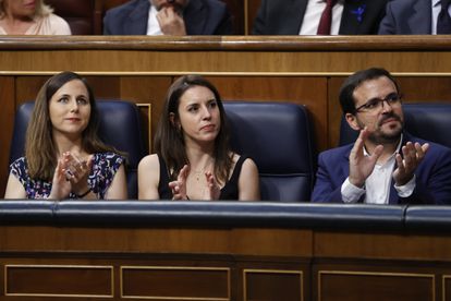 La secretaria general de Podemos, Ione Belarra, junto a la 'número dos' del partido, Irene Montero, y el coordinador de IU, Alberto Garzón, el pasado julio en el Congreso.