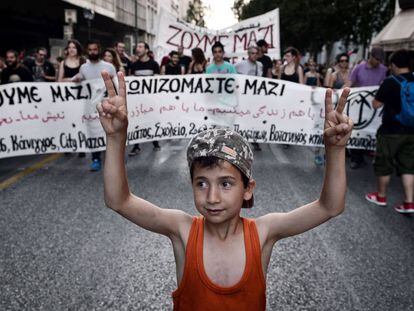 Un ni&ntilde;o refugiado hace el signo de la victoria durante una manifestaci&oacute;n a favor de los refugiados el jueves en Atenas.