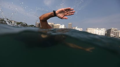 Un joven entrena en la playa de Capocabana de Río de Janeiro (Brasil).