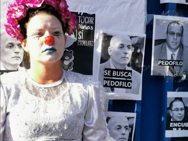 Exemplo de cobertura informativa de Carmen Valeria Escobar.  Em novembro de 2019, um grupo de mulheres protestou em frente ao Ministério Público de El Salvador contra a resolução de uma Câmara Criminal que determinou que tocar uma menina de seis anos na região genital não era crime porque era "breve", "não -violent "e na" via pública ".  Em fevereiro do mesmo ano, foi divulgado o caso do magistrado da terceira Câmara Cível, Jaime Escalante, que havia tocado em uma menina na região genital.  O caso pode ser acompanhado no Twitter do Procurador Geral da República de El Salvador @FGR_SV e sob a 'hashtag' # TocarNiñosYNiñasSíEsDelito