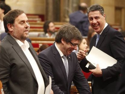 Carles Puigdemont (c) con Oriol Junqueras (i) y Xavier García Albiol.
