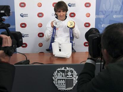 El esquiador donostiarra Jon Santacana muestra las medallas logradas en los Juegos de Sochi.