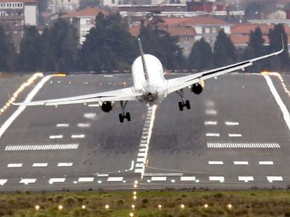 Un avión toma tierra, con dificultades, en Bilbao.