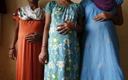 Tres madres de alquiler en un hogar para mujeres gestantes en Anand, en agosto de 2013.