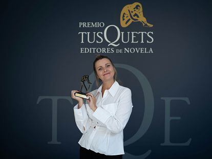 Silvia Hidalgo con el premio Tusquets.