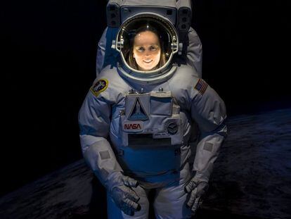 La científica Andrea Opitz, investigadora de la Academia Húngara de la Ciencia, posa vestida con un traje de astronauta.