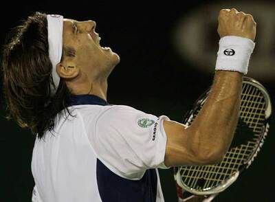 Robredo celebra su triunfo sobre el estadounidense Querrey en Australia.