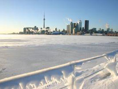 Con el paulatino ascenso hoy de las temperaturas, con mínimas de -20 grados con el efecto viento, el personal de pista del aeropuerto internacional Pearson de Toronto está operando con normalidad pero la acumulación de vuelos cancelados. EFE/Archivo