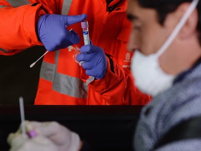 Un sanitario realiza una prueba para el coronavirus a un paciente sin necesidad de bajarse del coche en Valladolid.