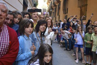 Familiares, alumnos y vecinos siguiendo el rodaje de la película en el barrio del Carmen.
