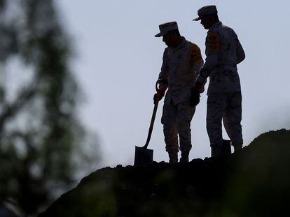 Elementos de la Guardia Nacional trabajan en labores de rescate en una mina en Sabinas, Estado de Coahuila (México), este jueves.