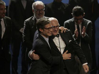 Los actores Gael Garc&iacute;a Bernal y Luis Gnecco celebran el premio a mejor pel&iacute;cula para &#039;Neruda&#039; en los F&eacute;nix.