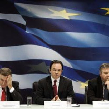 Los ministros griegos de Desarrollo, Mihalis Chrysohoidis (izquierda); Finanzas, George Papaconstantinou (centro), e Infraestructuras, Harris Kastanidis, en una rueda de prensa el pasado 2 de mayo.