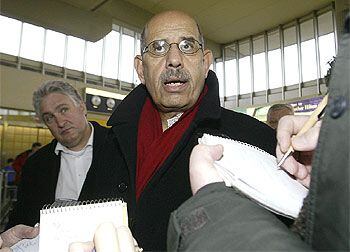 El Baradei, a su llegada al aeropuerto de Viena, donde se encuentra la sede central del OIEA.