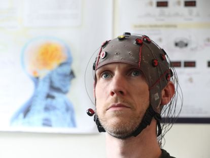 Un estudiante prueba una interfaz cerebro-máquina en la Universidad de Ulster.