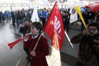 Funcionarios del Aeropuerto Internacional de Santiago se manifiestan durante una jornada de protesta nacional convocada por la Central Unitaria de Trabajadores (CUT) en Santiago de Chile (Chile).