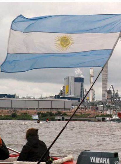 Argentinos protestan en el río Uruguay frente a la papelera.
