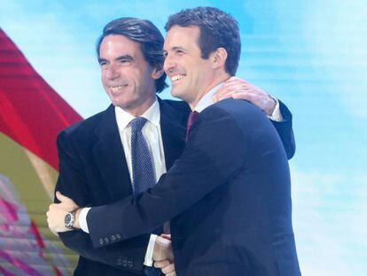 José María Aznar y Pablo Casado se saludan efusivamente en un acto de la Convención Nacional del PP.