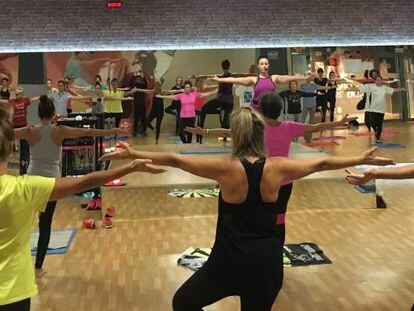 Alumnos de una clase dirigida de yoga en una de los gimnasios de VivaGym. 