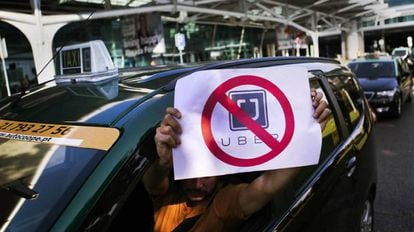 Un grupo de taxistas en una manifestación en contra de Uber.