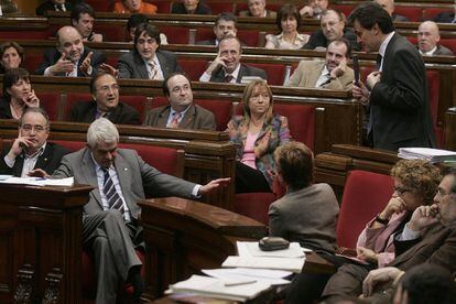 Artur Mas, se dirige a Pasqual Maragall, durante el pleno del Parlament de Cataluña que debatía la moción de censura al Presidente de la Generalitat, por su declaración sobre el 3%, presentada por el grupo parlamentario del PP, en marzo de 2005.