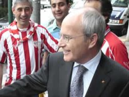 José Montilla saluda hoy a un aficionado del F.C. Barcelona en Valencia, donde se disputa la final de la Copa