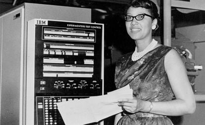 Melba Roy, responsable del grupo de matemáticos de la NASA en 1958, momento en que se les empezaba a llamar informáticos.