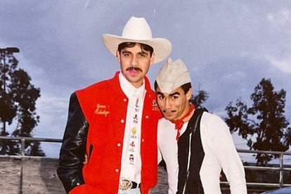 Juan Carlos Hidalgo, a la izquierda, en su juventud, acompañado de un joven disfrazado como Cantinflas.