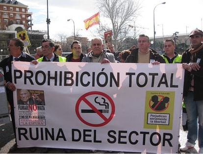 Los hosteleros insumisos con la ley antitabaco sostienen una pancarta en la protesta contra la norma en Madrid